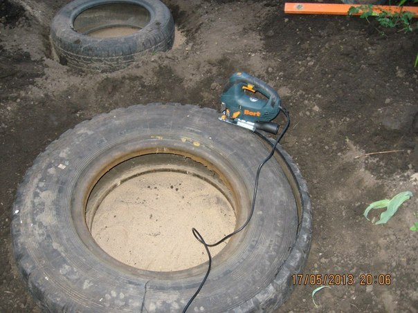 piscine étang avec de vieux pneus (1)