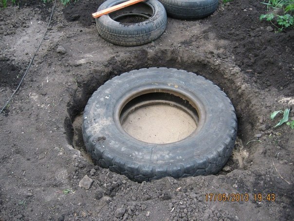piscine étang avec de vieux pneus (2)