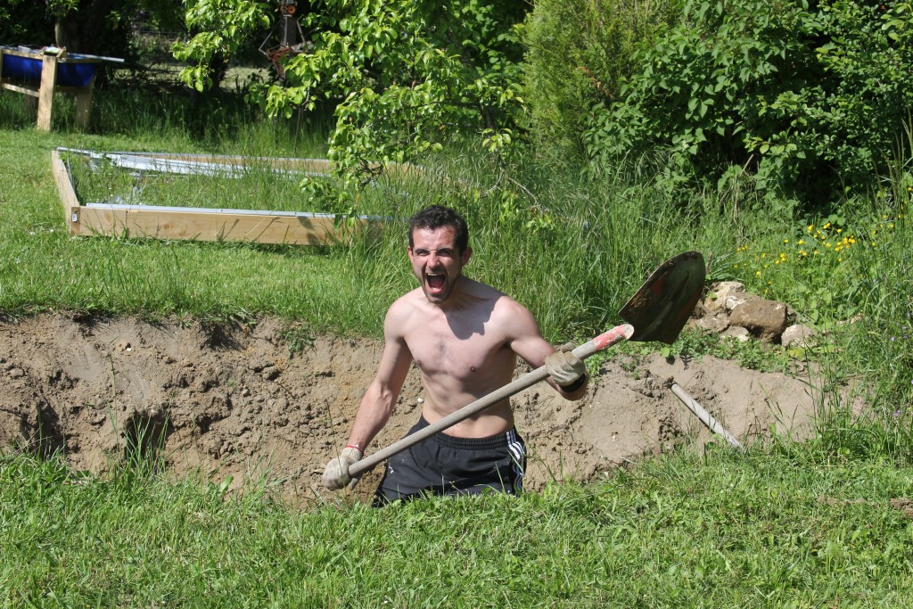 Un copain est venu m'aider à creuser le trou du bassin