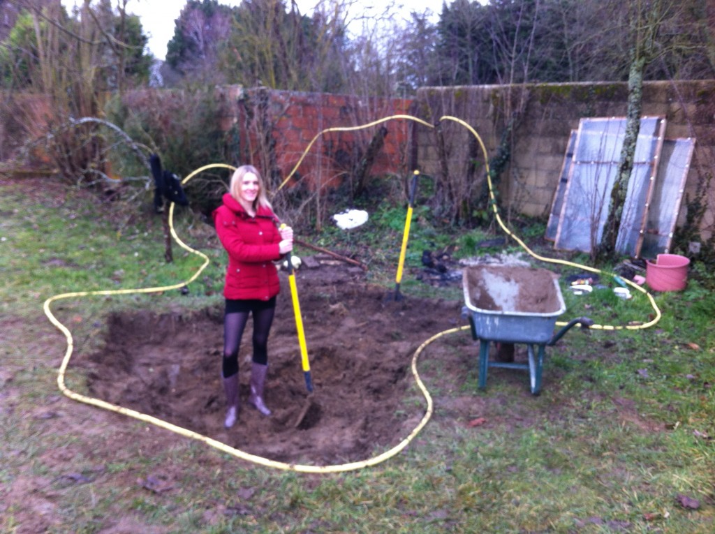 On délimite les contours du bassin de jardin avec un vieux tuyau d'arrosage