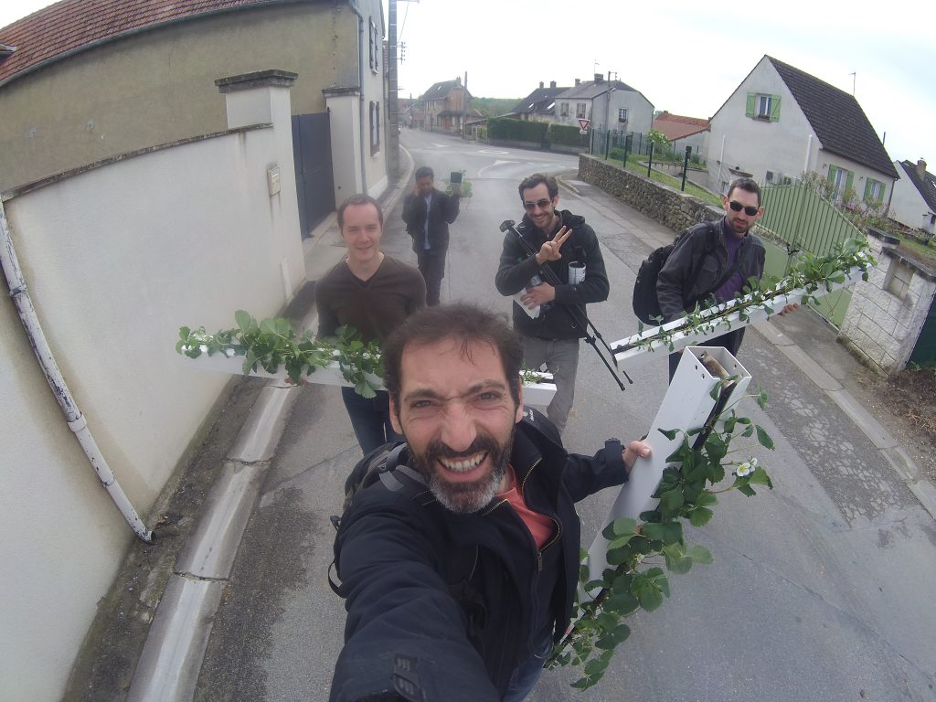 On déplace les tours Zipgrow vers la serre aquaponique connectée!